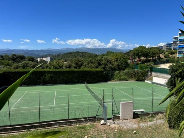 LE CANNET très beau 4 pièces de 83 m² avec terrasse, cave et aperçu mer