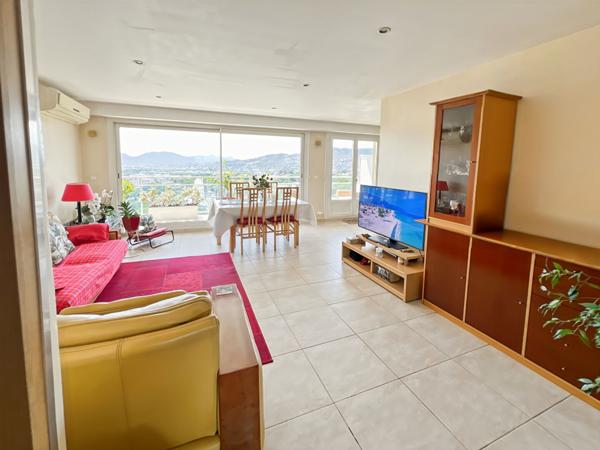 LE CANNET très beau 4 pièces de 83 m² avec terrasse, cave et aperçu mer
