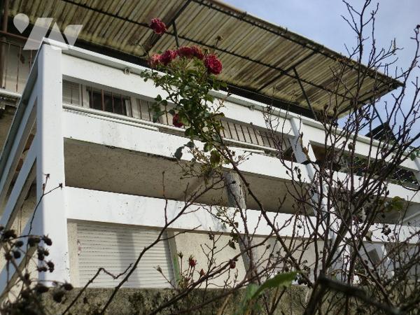 Une maison avec beaucoup de volumes