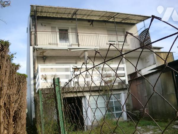 Une maison avec beaucoup de volumes