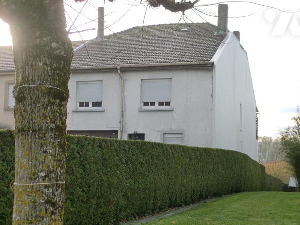 Une maison avec beaucoup de volumes