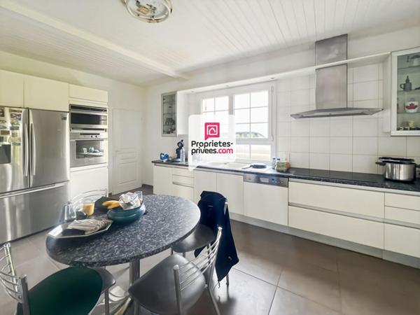 Propriété 4 logements - 17 hectares - piscine et dépendances