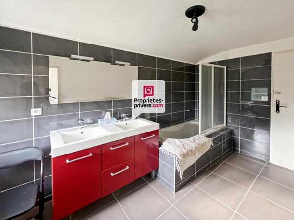 Propriété 4 logements - 17 hectares - piscine et dépendances