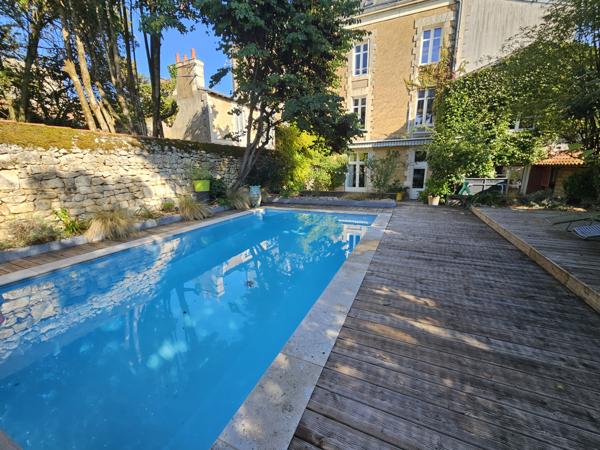 POITIERS Plateau, Maison familiale avec jardin, piscine, garage et locatifs indépendants.