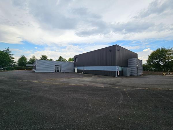 A VENDRE - LABORATOIRE - Montaigu Vendee - 1 200 m2