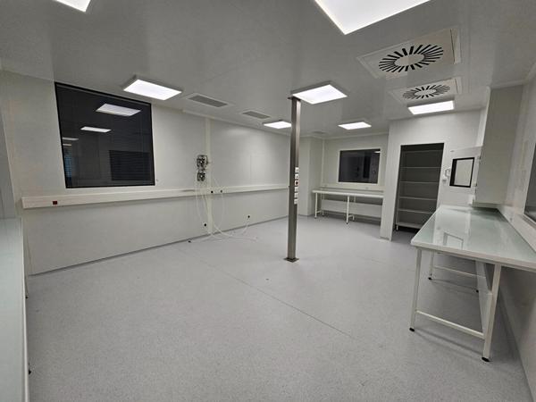 A VENDRE - LABORATOIRE - Montaigu Vendee - 1 200 m2