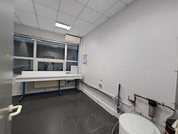 A VENDRE - LABORATOIRE - Montaigu Vendee - 1 200 m2