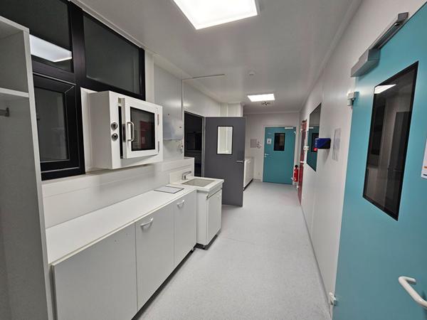 A VENDRE - LABORATOIRE - Montaigu Vendee - 1 200 m2