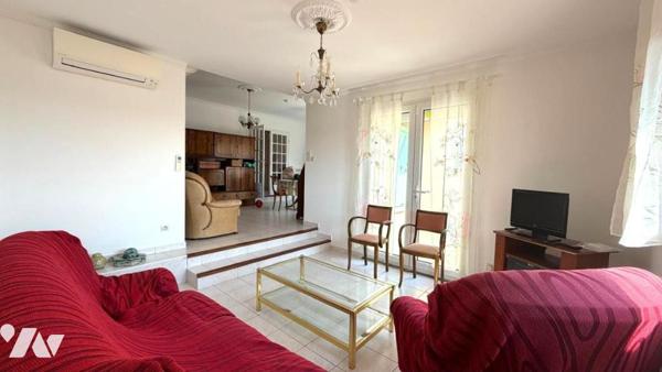 Villa familiale sur les hauteurs de la ville