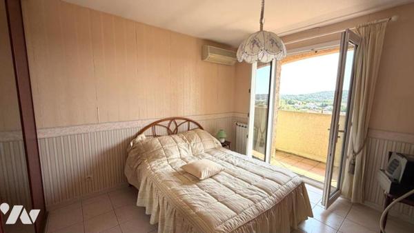 Villa familiale sur les hauteurs de la ville