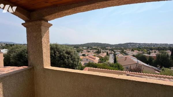 Villa familiale sur les hauteurs de la ville