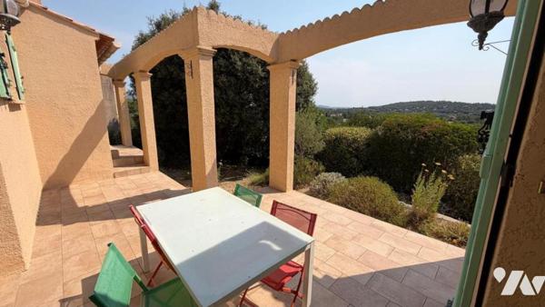 Villa familiale sur les hauteurs de la ville