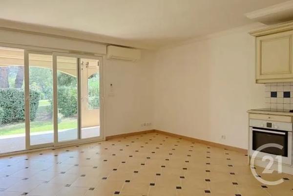 Appartement T3 à vendre  3 pièces - 51 m 2   CAVALAIRE SUR MER  - 83