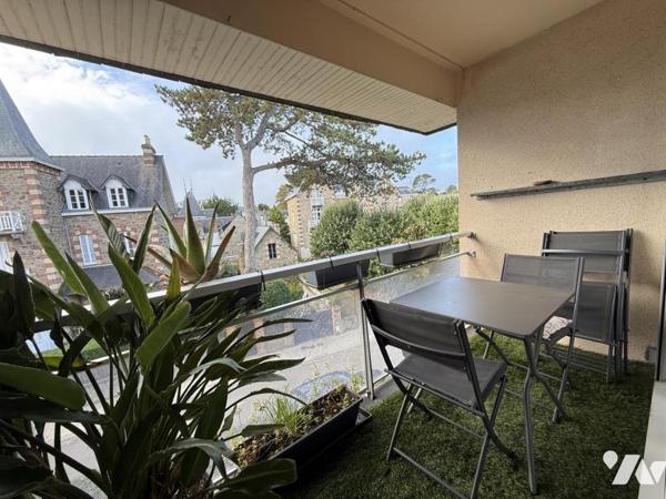 A VENDRE DINARD – BOULEVARD DE LA MER – SUPERBE APPARTEMENT TII RÉNOVÉ – TROIS BALCONS 