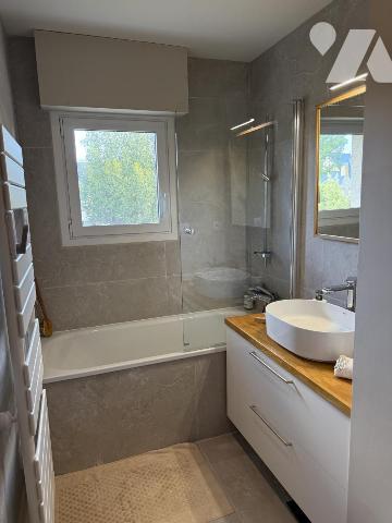 A VENDRE DINARD – BOULEVARD DE LA MER – SUPERBE APPARTEMENT TII RÉNOVÉ – TROIS BALCONS 