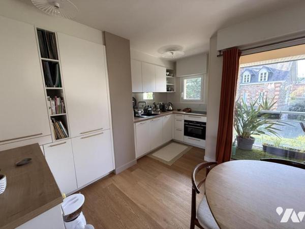 A VENDRE DINARD – BOULEVARD DE LA MER – SUPERBE APPARTEMENT TII RÉNOVÉ – TROIS BALCONS 