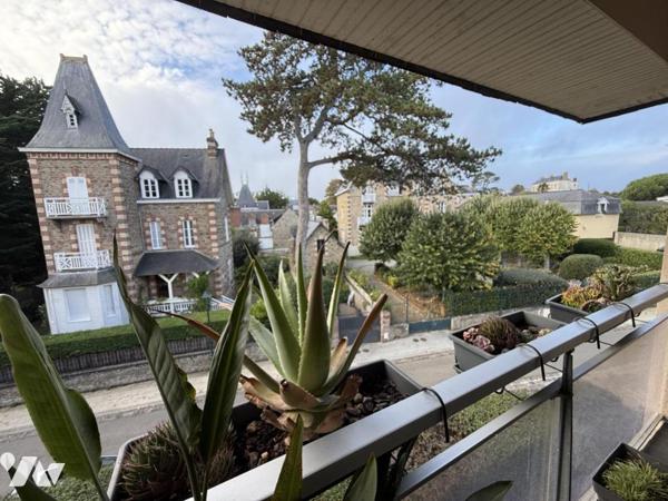 A VENDRE DINARD – BOULEVARD DE LA MER – SUPERBE APPARTEMENT TII RÉNOVÉ – TROIS BALCONS 