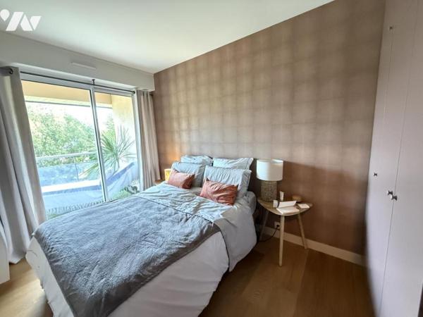 A VENDRE DINARD – BOULEVARD DE LA MER – SUPERBE APPARTEMENT TII RÉNOVÉ – TROIS BALCONS 