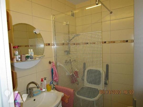 Proche centre ville : Dans un immeuble en copropriété : Appartement en bon état d'entretien, si...