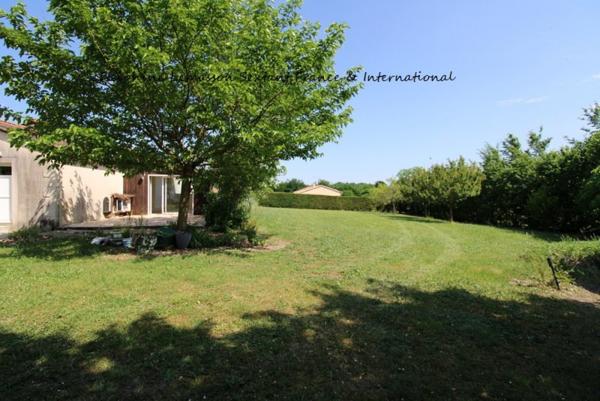 Maison de plain plain pied avec 3 chambres, parc arboré, à proximité des commerces