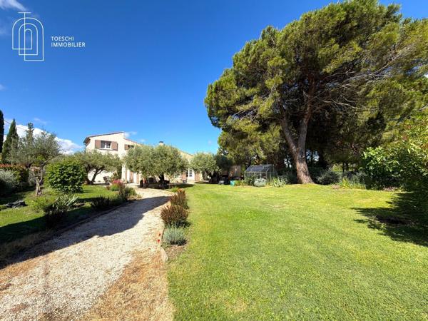 Belle propriété familiale avec piscine et jardin paysager