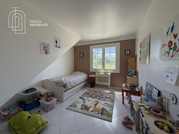 Belle propriété familiale avec piscine et jardin paysager