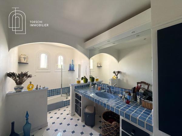 Belle propriété familiale avec piscine et jardin paysager