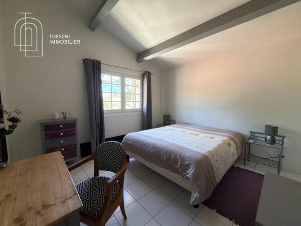 Belle propriété familiale avec piscine et jardin paysager