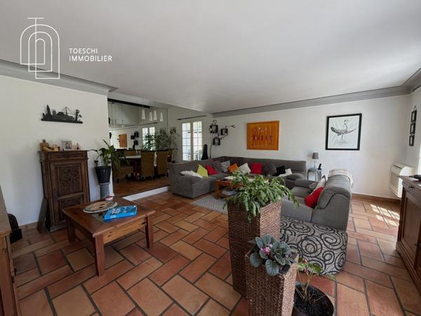 Belle propriété familiale avec piscine et jardin paysager