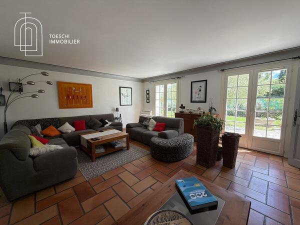 Belle propriété familiale avec piscine et jardin paysager