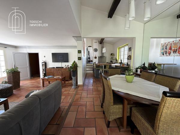 Belle propriété familiale avec piscine et jardin paysager