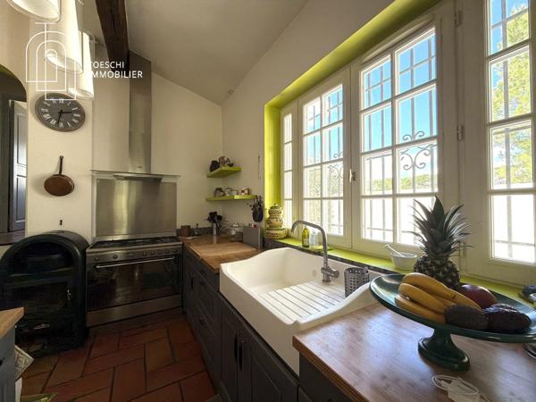 Belle propriété familiale avec piscine et jardin paysager