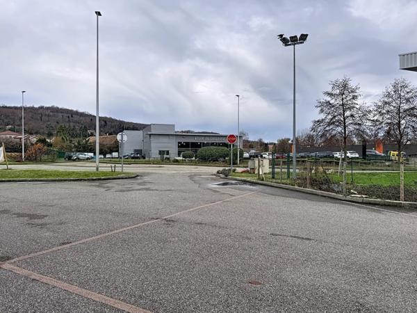 Vente Local commercial 1 pièces 475 m2 à Bourgoin-Jallieu