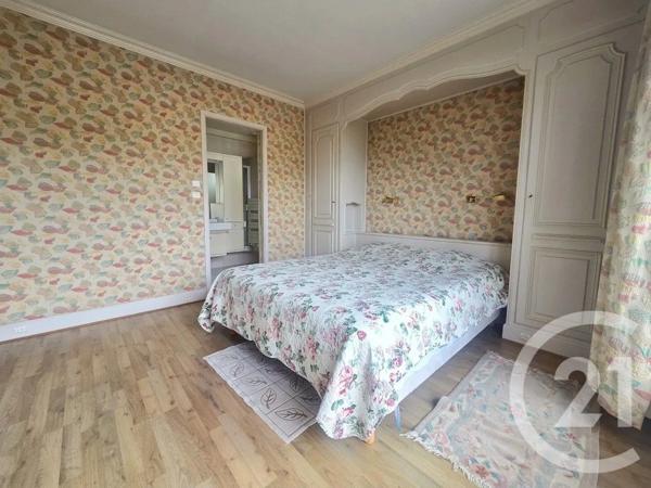 Maison à vendre  8 pièces - 213,37 m 2   ST MAUR DES FOSSES  - 94