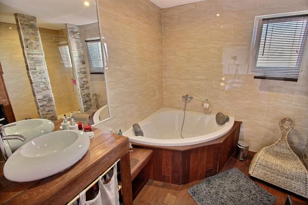 CABESTANY VILLA CONTEMPORAINE DE 137 M² SUR TERRAIN 3 FACES DE 390 M²