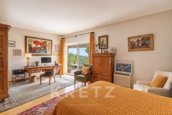 PROPRIÉTÉ D’ARCHITECTE ANNÉES 1950 AVEC VUE EXCEPTIONNELLE SUR LA TOUR MAGNE