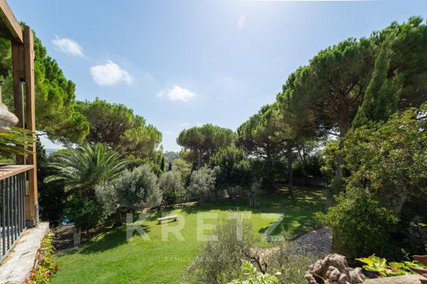PROPRIÉTÉ D’ARCHITECTE ANNÉES 1950 AVEC VUE EXCEPTIONNELLE SUR LA TOUR MAGNE