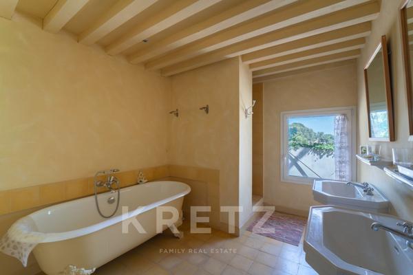PROPRIÉTÉ D’ARCHITECTE ANNÉES 1950 AVEC VUE EXCEPTIONNELLE SUR LA TOUR MAGNE