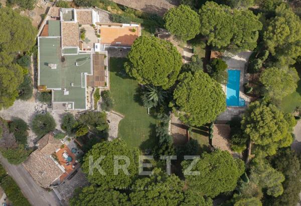 PROPRIÉTÉ D’ARCHITECTE ANNÉES 1950 AVEC VUE EXCEPTIONNELLE SUR LA TOUR MAGNE