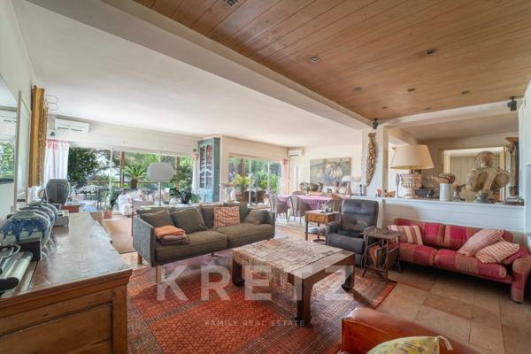 PROPRIÉTÉ D’ARCHITECTE ANNÉES 1950 AVEC VUE EXCEPTIONNELLE SUR LA TOUR MAGNE