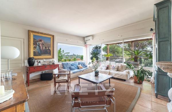 PROPRIÉTÉ D’ARCHITECTE ANNÉES 1950 AVEC VUE EXCEPTIONNELLE SUR LA TOUR MAGNE