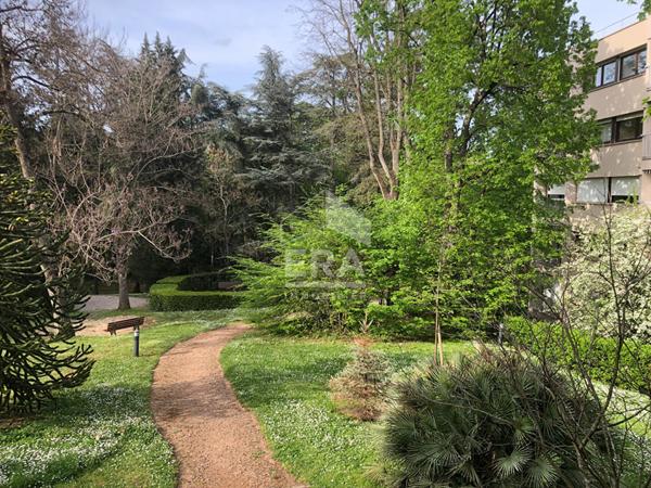 À vendre : Appartement T2 avec terrasse et vue dégagée à Écully