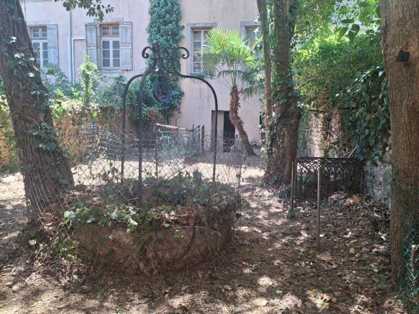 BEDARIEUX immeuble de caractère avec jardin