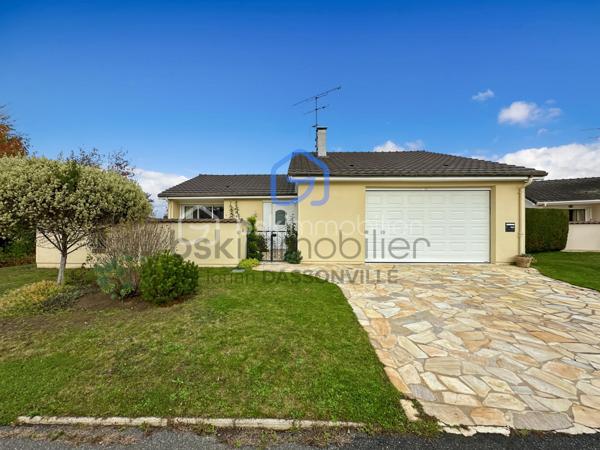 Idéalement située AU CALME dans un square près des commerces, écoles et transports, venez découvrir cette belle maison de plain-pied IMPECCABLE de 150 m2 au total édifiée sur un beau terrain de près de 600 m2. 
La maison se compose d'une entrée avec accès au garage et buanderie, d'un séjour/salon de 40 m2 et d'une cuisine équipée. 
La partie nuit, bien distincte, comprend une salle d'eau, 2 WC, et 3 chambres dont une suite parentale avec salle d'eau privative. 

Dans les combles aménagés, une 4ème grande chambre (ou salle de jeu) et sa SDB privative avec WC. 

Une localisation privilégiée. Une maison PARFAITEMENT tenue et équipée : double vitrage en alu, volets roulants électriques, porte de garage motorisée...

AUCUN travaux. Maison très soignée. 
Visite sur RDV.