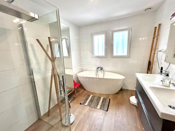 VILLA INDIVIDUELLE DE TYPE 5 PIÈCES AVEC PISCINE