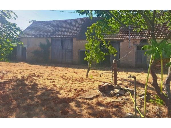 Envie d'une longère berrichonne à rénover ou d'une maison au calme pour profiter de la campagne ? Ne cherchez plus, venez découvrir cette belle opportunité pleine de potentiel !