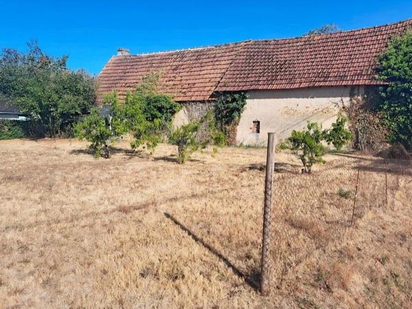 Envie d'une longère berrichonne à rénover ou d'une maison au calme pour profiter de la campagne ? Ne cherchez plus, venez découvrir cette belle opportunité pleine de potentiel !