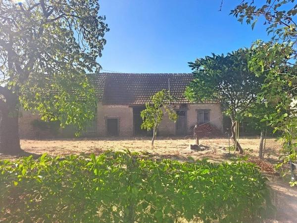 Envie d'une longère berrichonne à rénover ou d'une maison au calme pour profiter de la campagne ? Ne cherchez plus, venez découvrir cette belle opportunité pleine de potentiel !