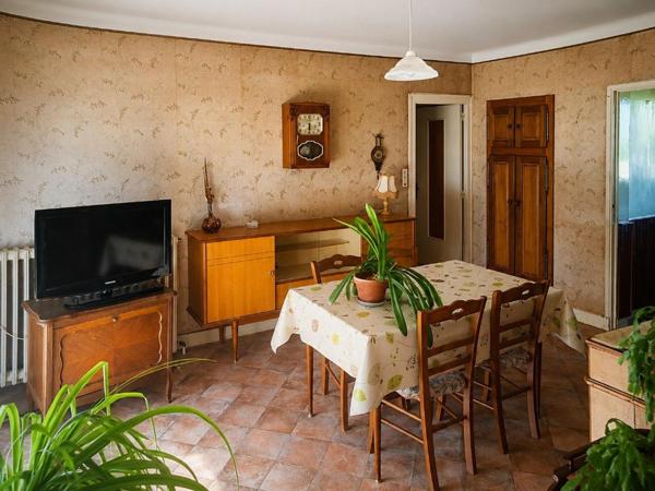 Envie d'une longère berrichonne à rénover ou d'une maison au calme pour profiter de la campagne ? Ne cherchez plus, venez découvrir cette belle opportunité pleine de potentiel !