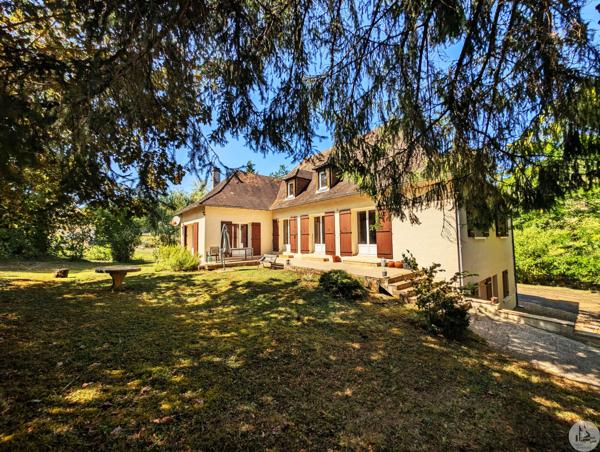 Proche village et commerces, maison avec étang .